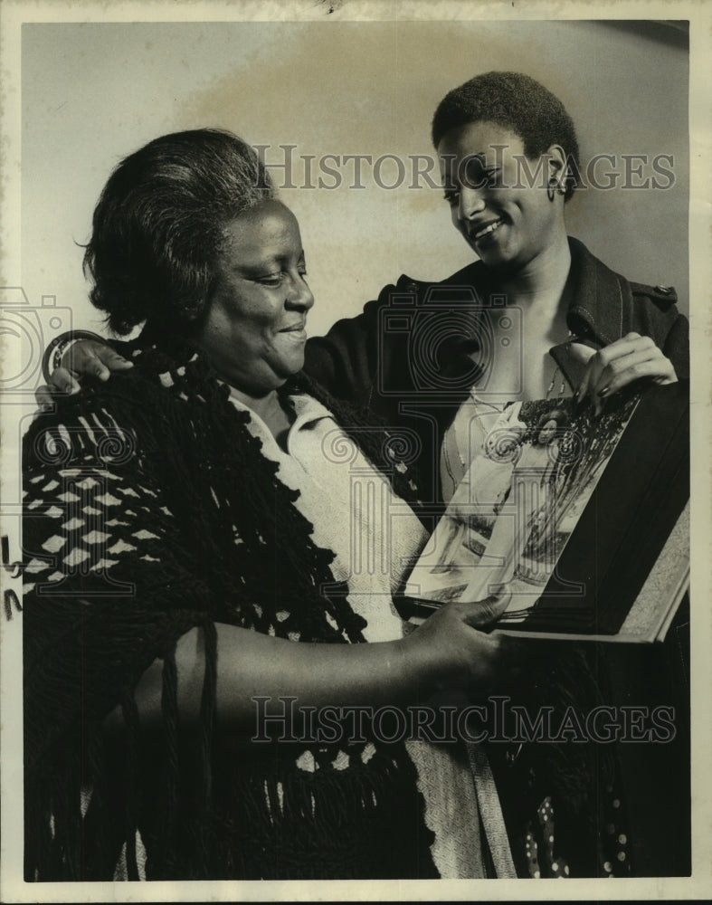 1974 Sickle cell-Mrs. Ernestine Garrison and daughter, Joyce Marigny - Historic Images