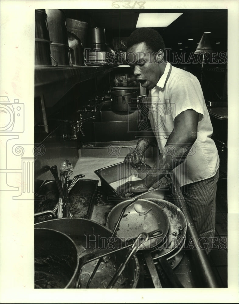 1987 Press Photo Tyrone Garner, The singing Dishwasher of Mr. B&#39;s restaurant - Historic Images