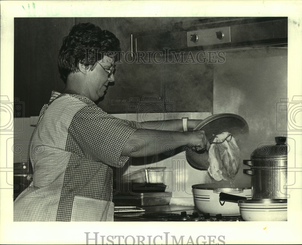 Press Photo Home Economist Cheryl Geiger pulls blanched beans from boiled water - Historic Images