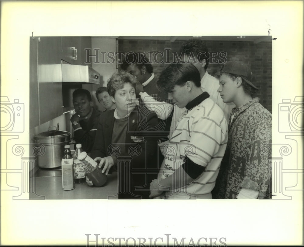 1989 Press Photo Cheryl Geiger teaches students label reading in cooking class - Historic Images