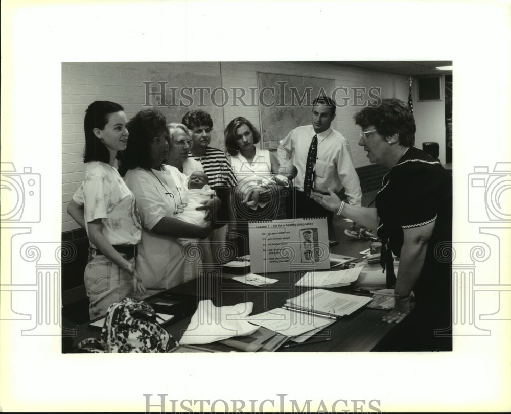 1995 Press Photo Cheryl Geiger is shown going over a parenting lesson. - Historic Images