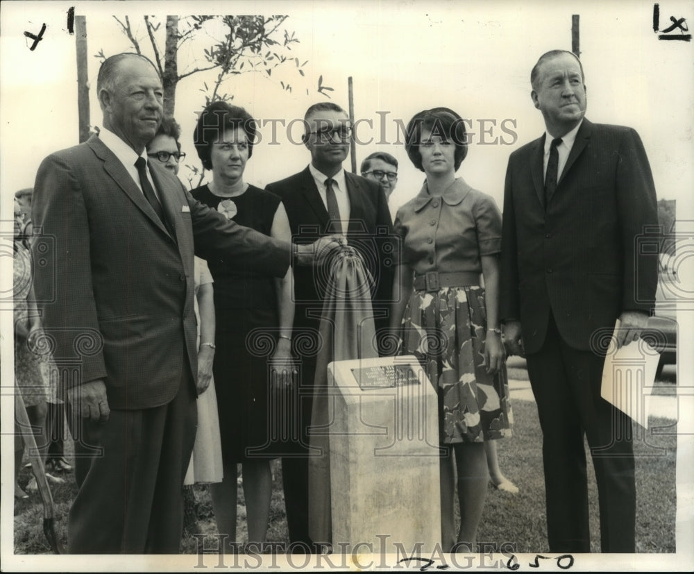 1968 Press Photo County Agent George Geiger unveils marker as others watch - Historic Images