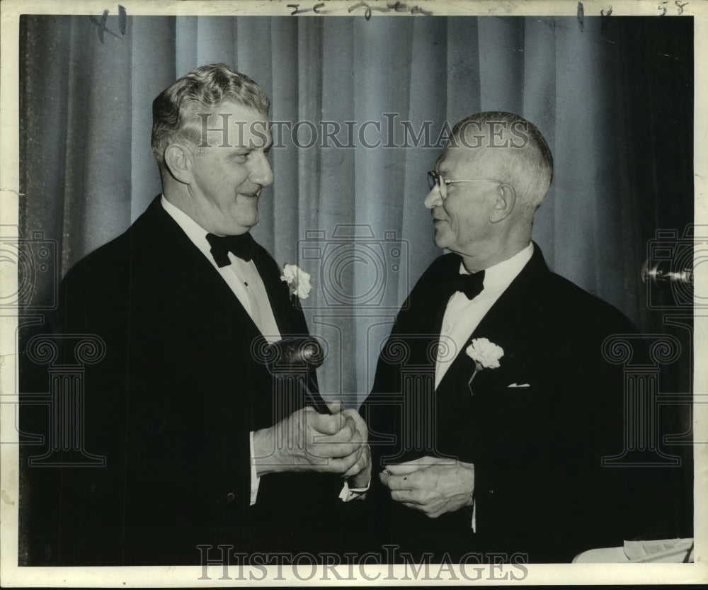 1955 Press Photo Kiwanis Club Joseph Dresner hands gavel over to Harold Geiger - Historic Images