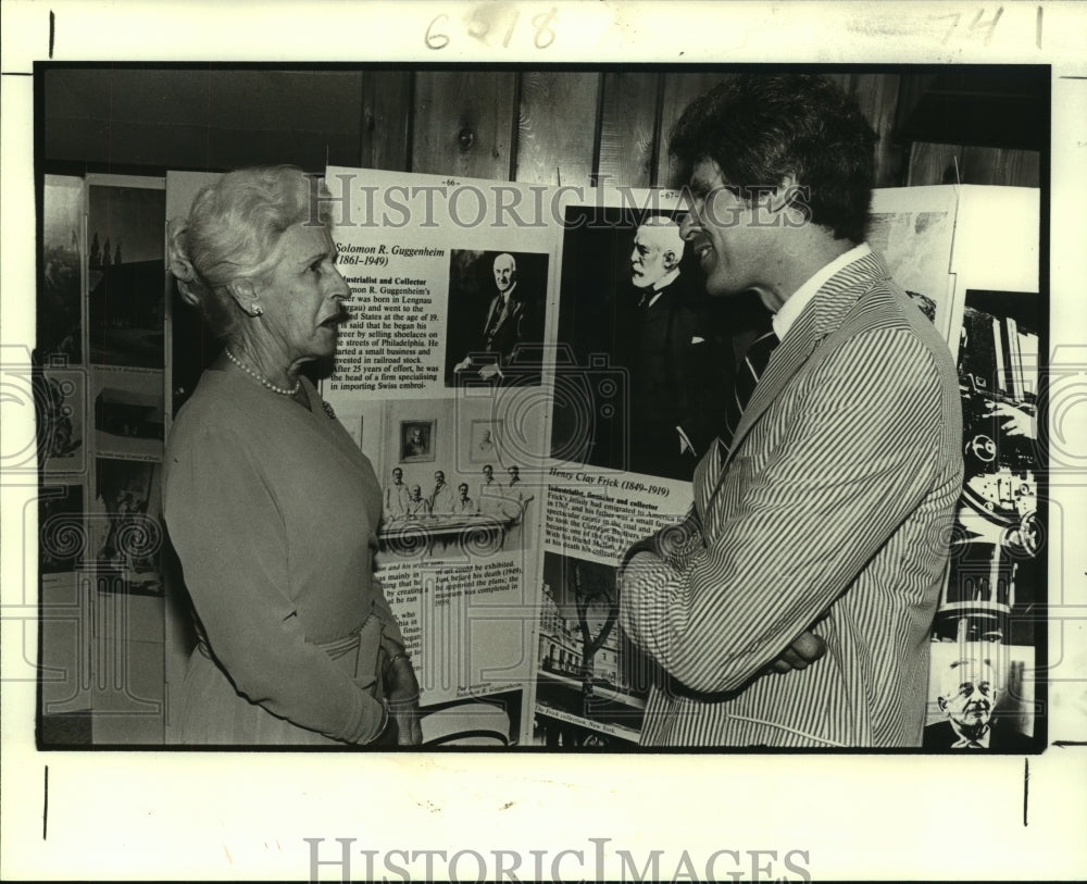 1980 Press Photo Mrs. John Geiser and John Geiser, III discuss Swiss exhibit - Historic Images