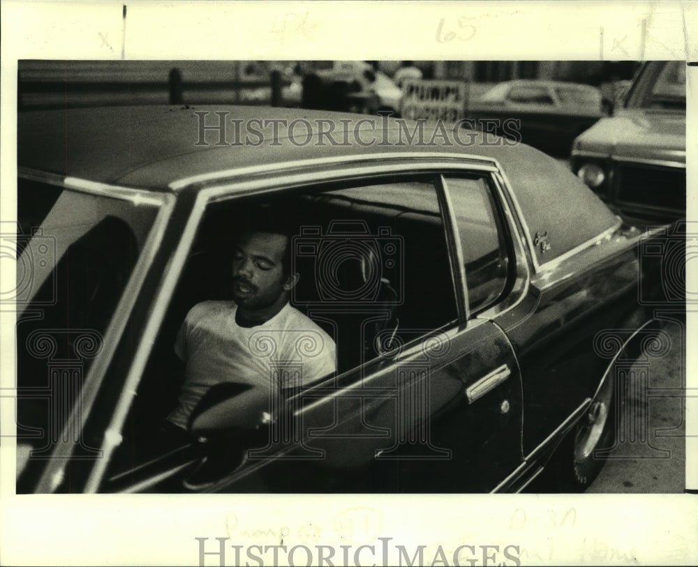 1979 Press Photo Lionel West waiting for Shell self-service to open - nob16561 - Historic Images