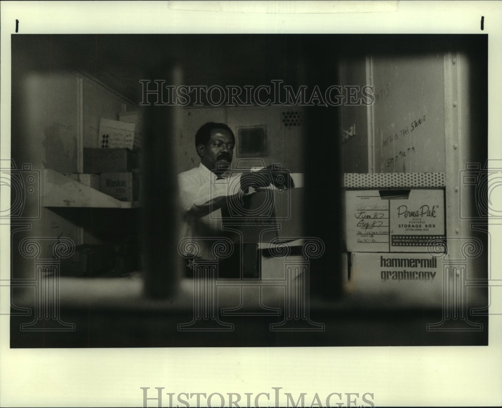 1990 Press Photo Deputy Earl Gassery, computer system analyst St. Tammany Parish - Historic Images