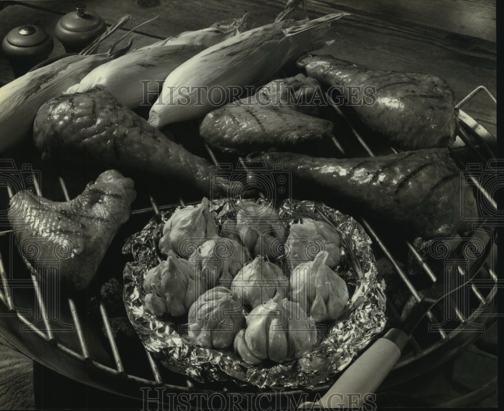 1983 Press Photo Barbecued Garlic shown with grilled chicken and corn on the cob - Historic Images