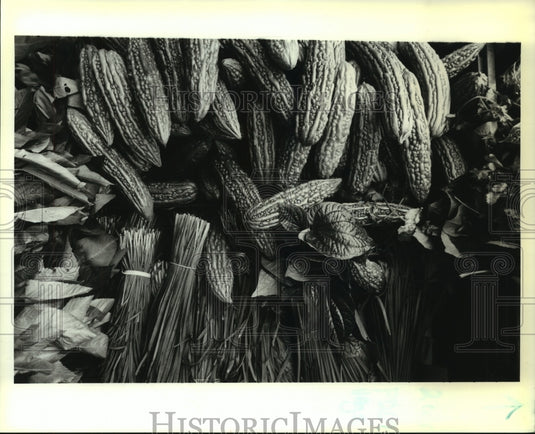 1995 Press Photo Array of Vietnamese vegetables including chives & cilantro - Historic Images