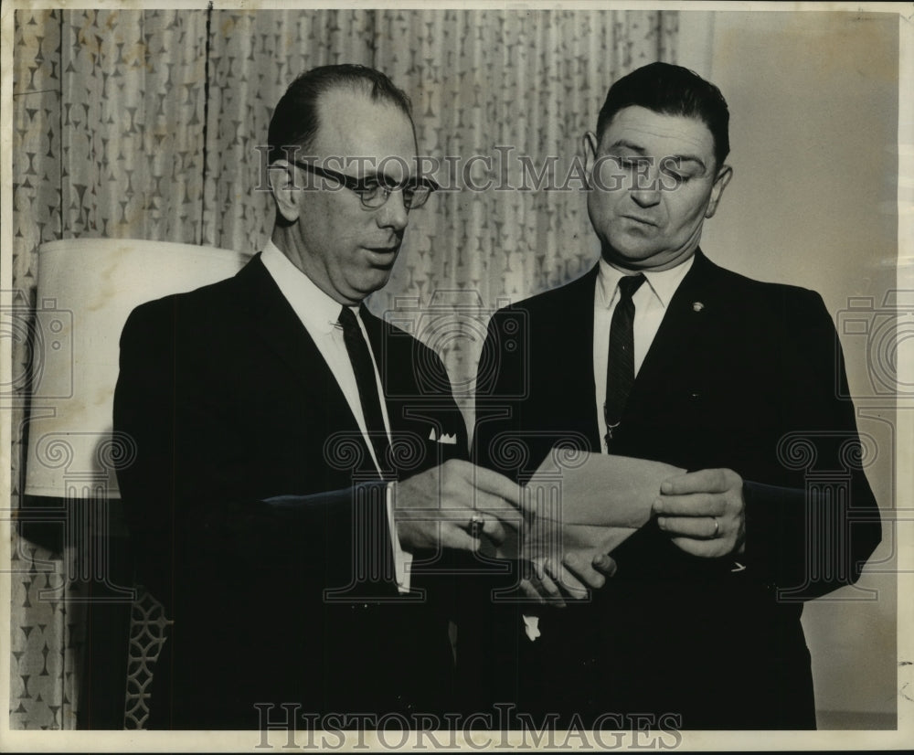 1964 Press Photo Joseph Gawthrop and Frank Stass at International House. - Historic Images