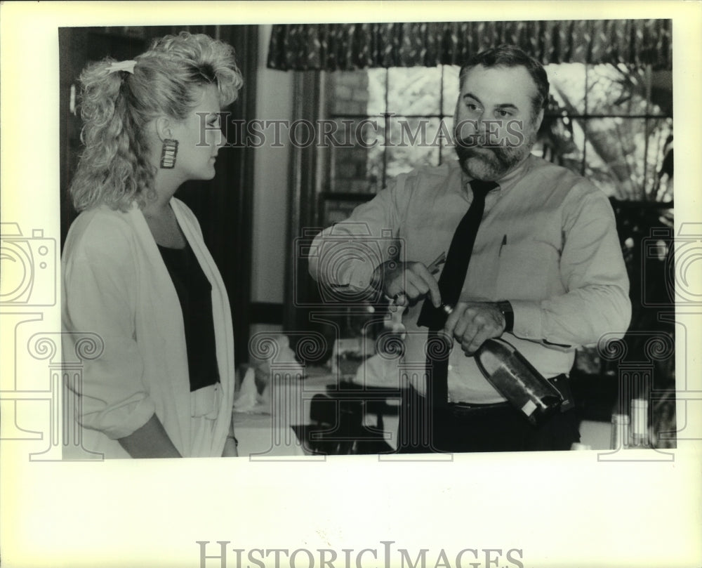 1989 Press Photo Glenn Gay shows Adelle Harris how to open a wine bottle - Historic Images