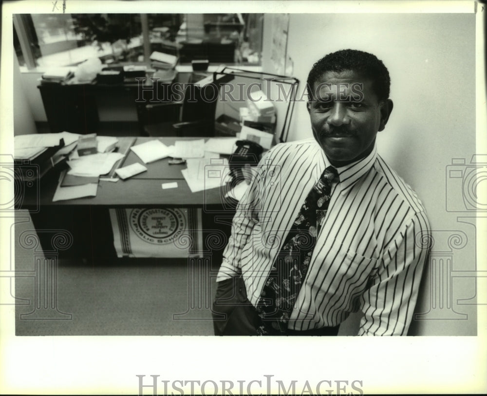 Press Photo Ronald Gearing, the new Orleans Parish Athletic Director moving in. - Historic Images