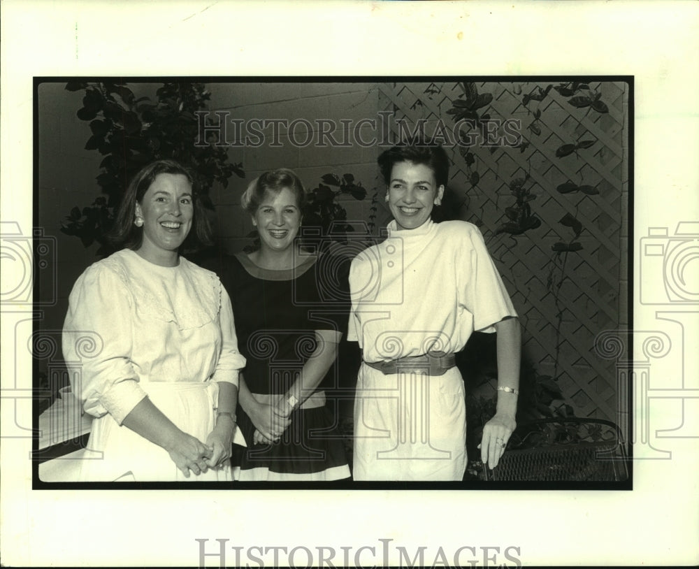 1989 Press Photo Ann Geary, Tara Schultz, Cathy Cary at Tri Delta Bastille Party - Historic Images