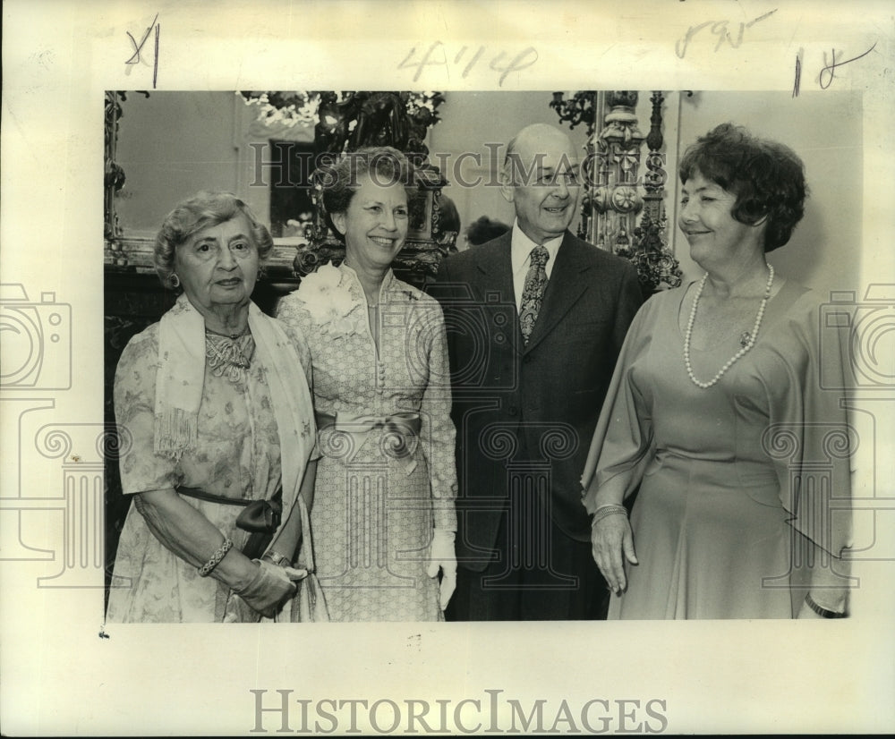 1977 Press Photo Le Petit group&#39;s evening reception, only time men are invited. - Historic Images