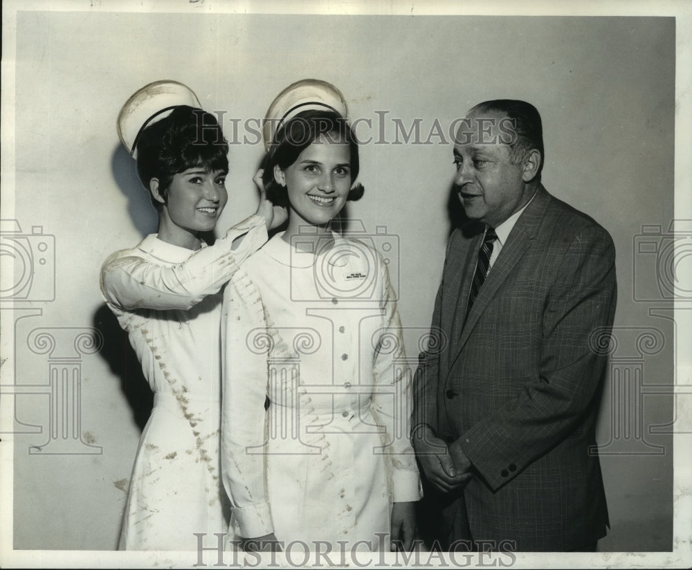 1969 Press Photo Sandra Gaulon &amp; others at Dental Hygiene Capping at Loyola - Historic Images