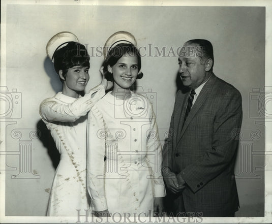 1969 Press Photo Sandra Gaulon & others at Dental Hygiene Capping at Loyola - Historic Images