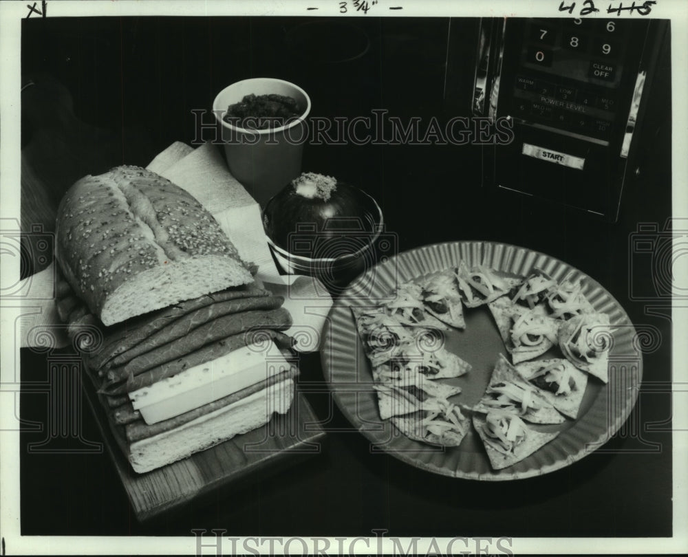 1980 Press Photo Microwave ready snacks, sandwiches, and beverages - nob16658 - Historic Images