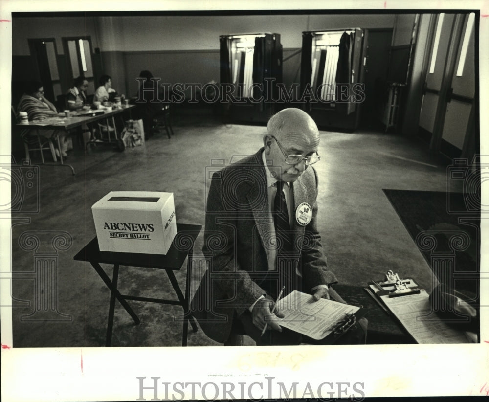 1988 Press Photo Marshall Gautreau reviews exit poll forms handed out to voters - Historic Images