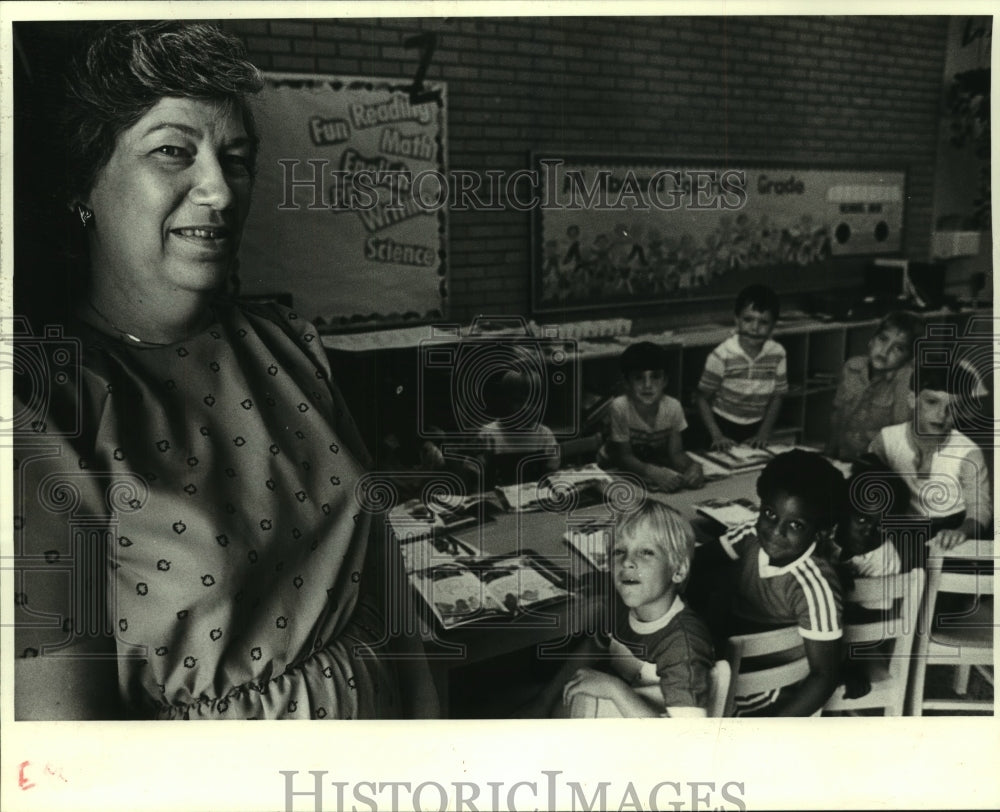 1983 Press Photo Teacher Martha Gause in the classroom with her students - Historic Images