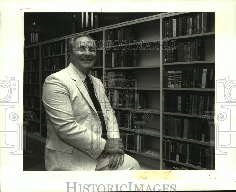 1987 Press Photo Dr. Robert Gaut, principal of O.P. Walker High School, Algiers - Historic Images