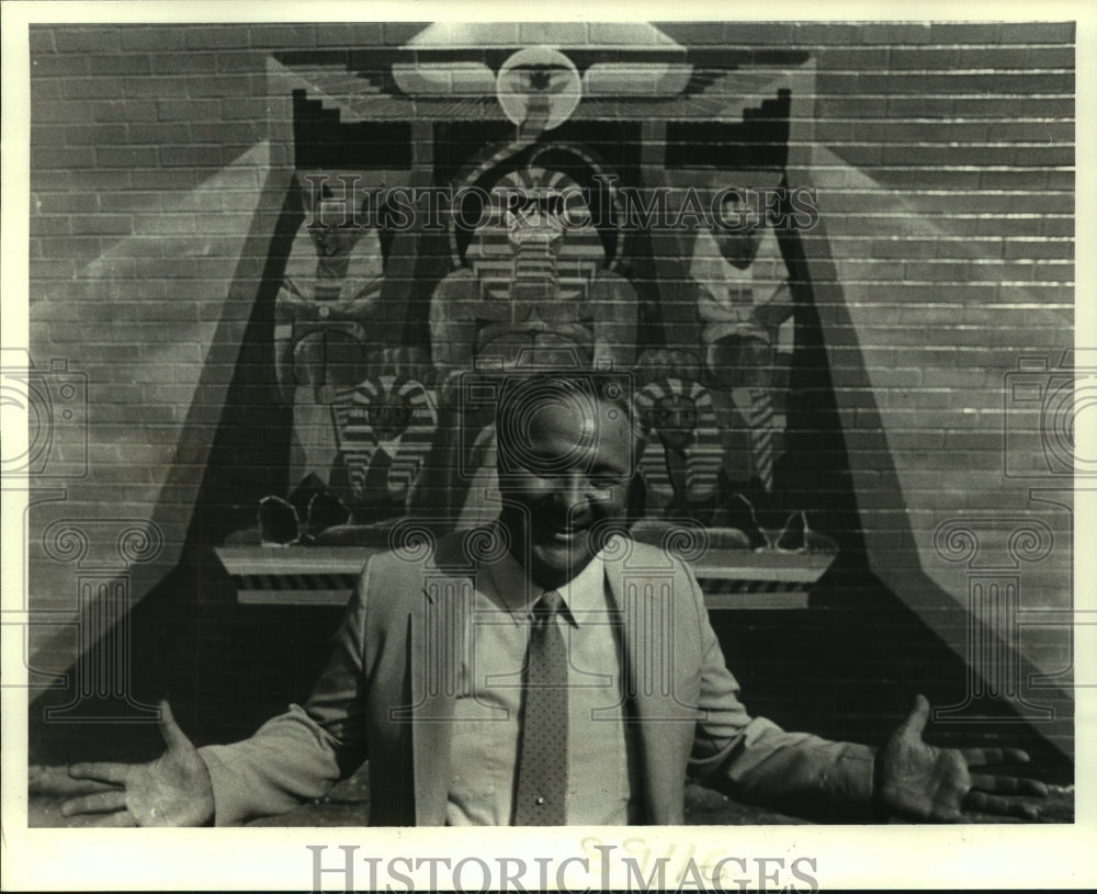 1985 Press Photo Dr. Robert Gaut, O. Perry Walker H.S. principal, by art mural - Historic Images