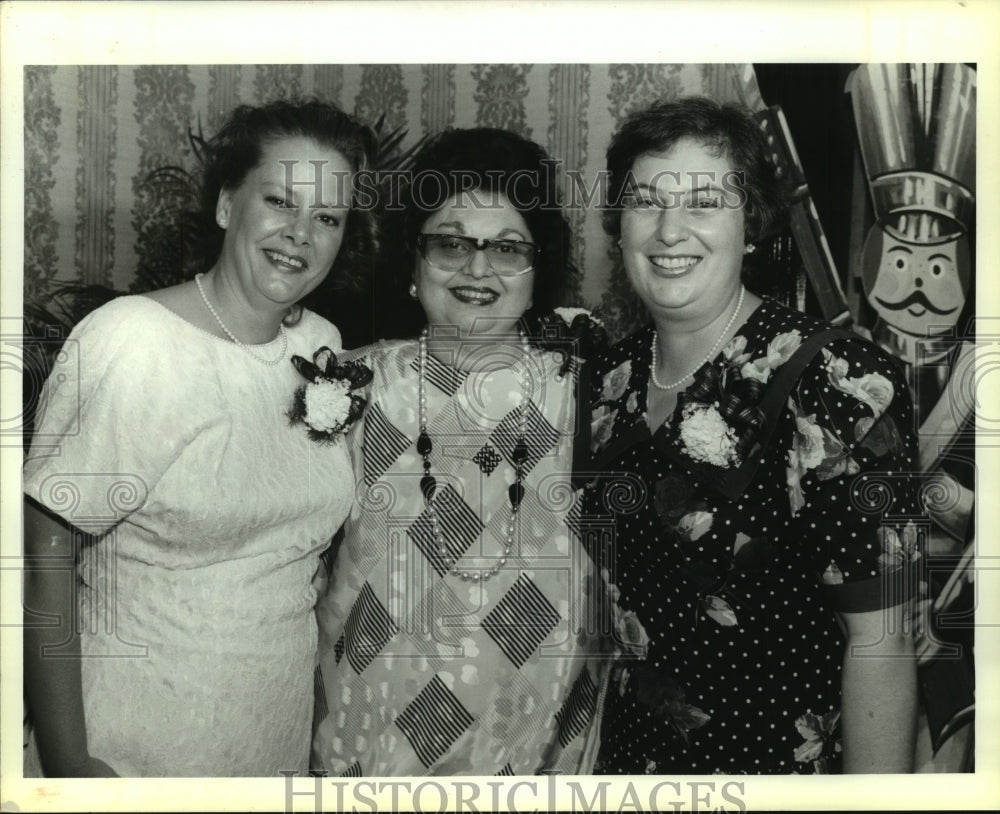 1992 Press Photo Christmas in July attendees - Historic Images