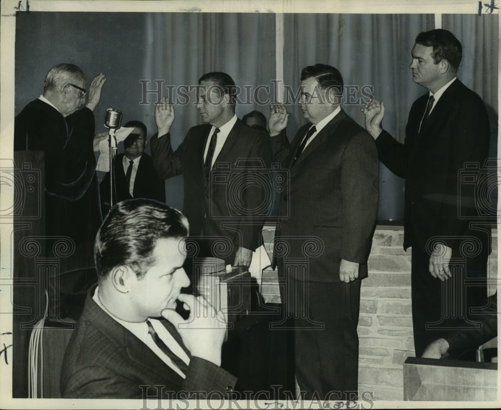 1966 Press Photo Judge L Robert Rivarde swears in new judges in Jefferson Parish - Historic Images