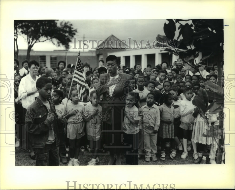 1989 Press Photo Dr. Maxine Pijeaux at a tree planting ceremony in her honor - Historic Images