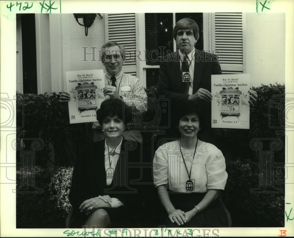 1990 Press Photo Attendees to a WLAE Lunch pose for a photo - Historic Images