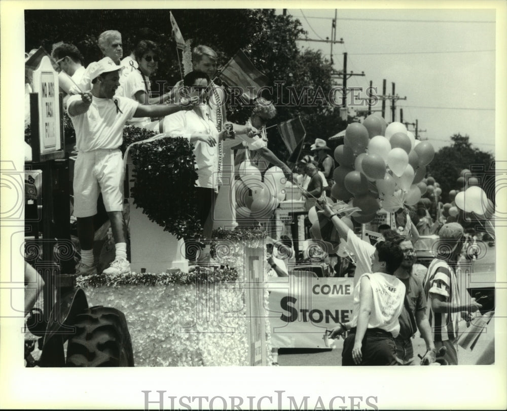 1994 Press Photo Participants in the Gay Pride parade start down Elysian Fields - Historic Images