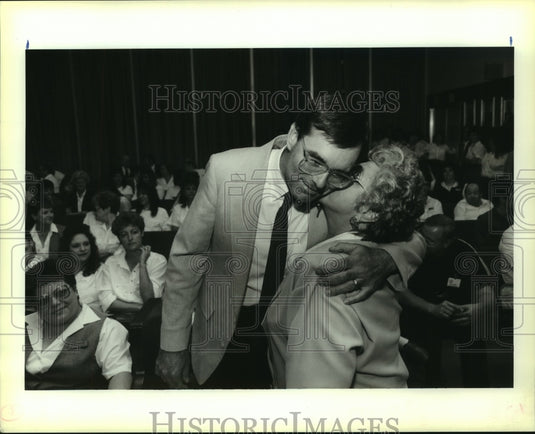 1989 Press Photo Jeffeson Parish Clerk of Court Jon Gegenheimer receives a kiss - Historic Images