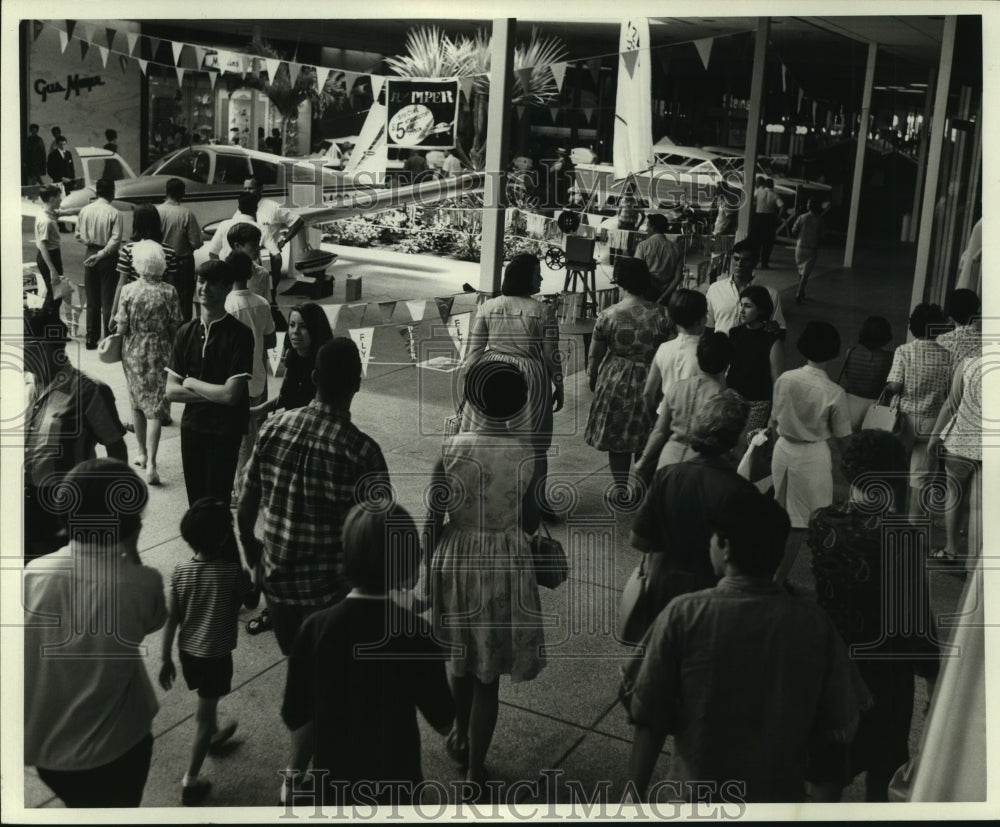 1967 Vacation Show at Oakwood Shopping Center - Historic Images