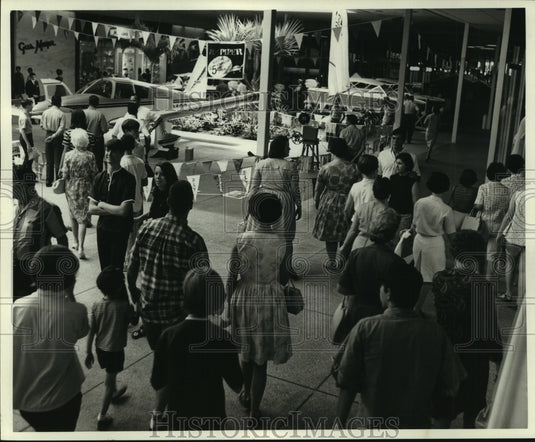 1967 Vacation Show at Oakwood Shopping Center - Historic Images