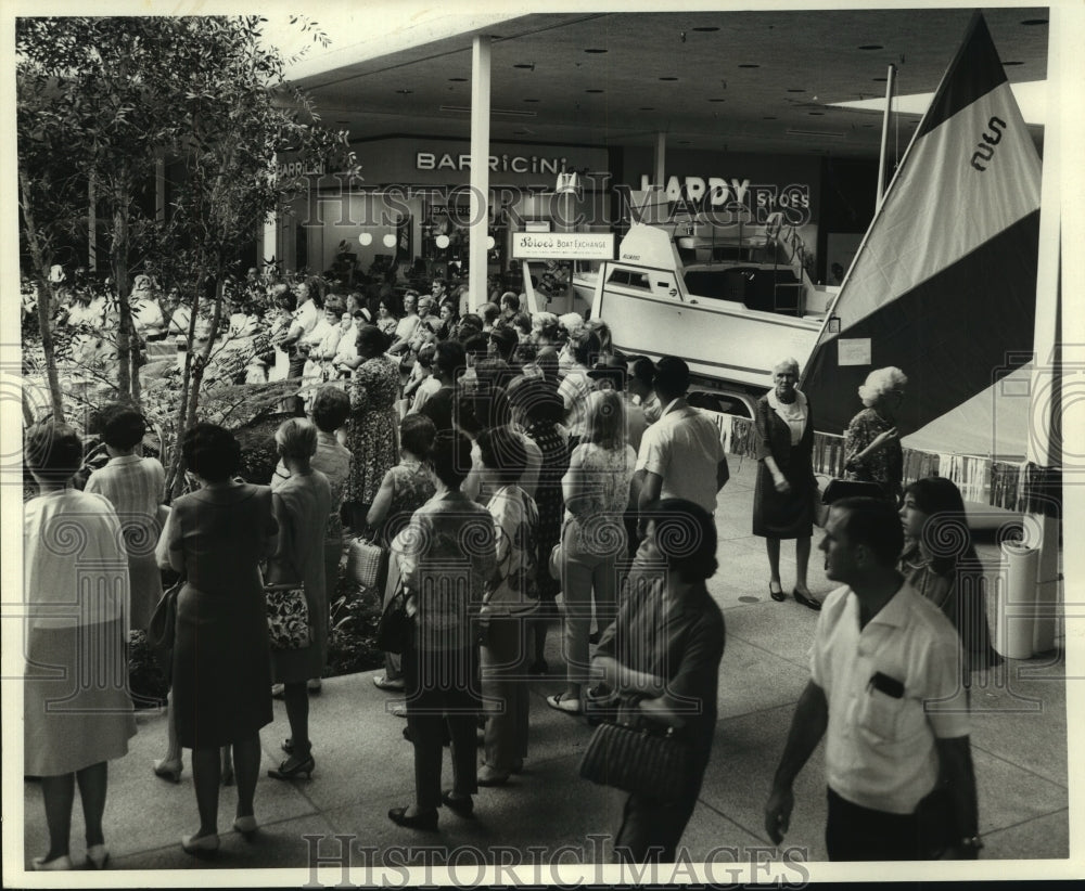 1967 Vacation Show crowd held at Oakwood Shopping Center - Historic Images