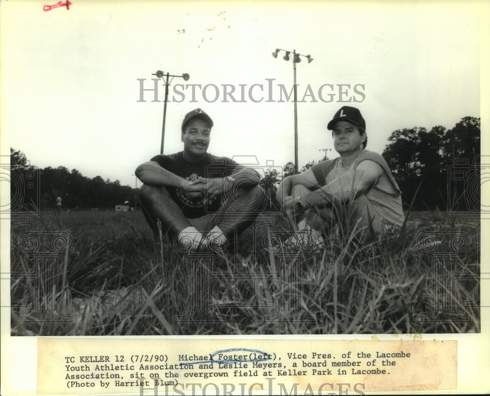 1990 Press Photo Michael Foster &amp; Leslie Meyers sit on overgrown Keller Field - Historic Images