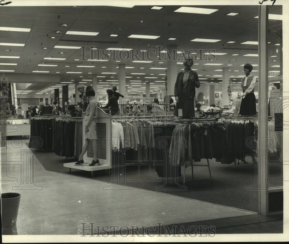 Press Photo Ladies clothing store at Oakwood Shopping Center - nob16814- Historic Images