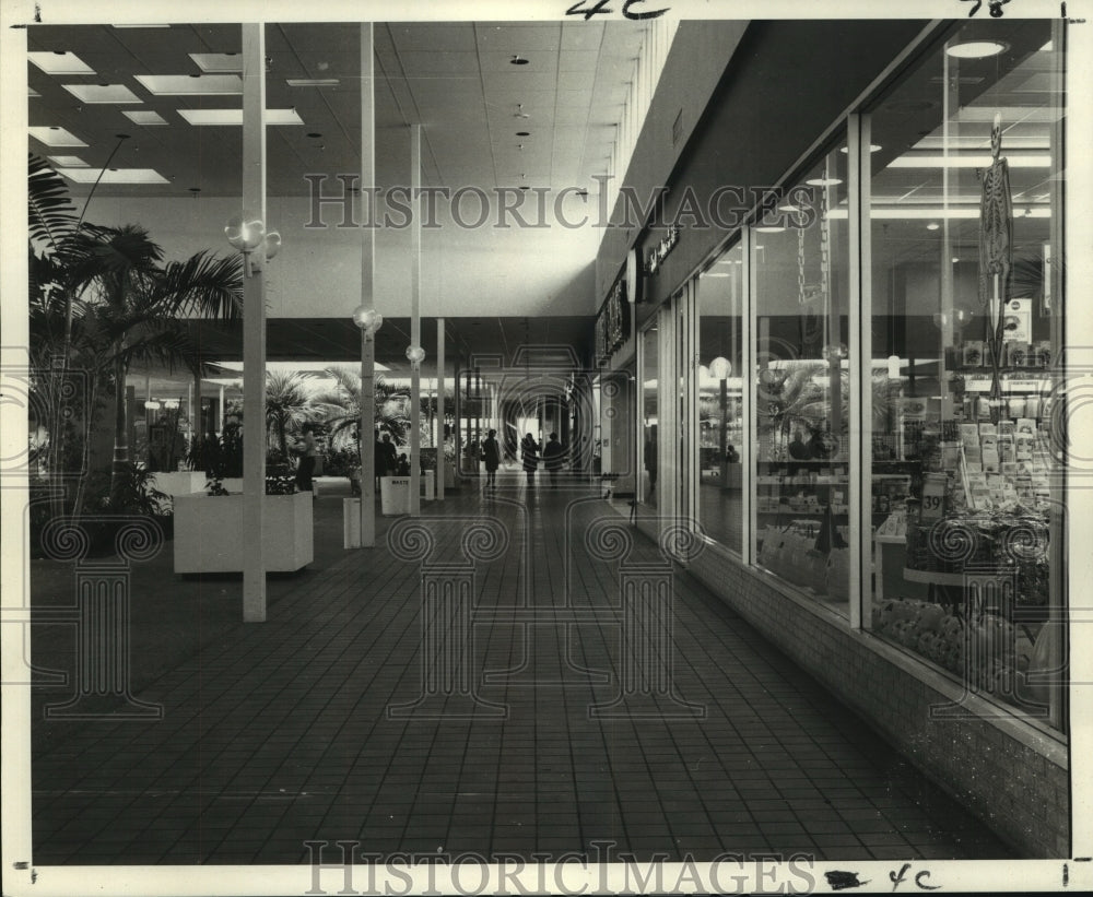 1968 Press Photo Oakwood Shopping Center with few customers - nob16819 - Historic Images