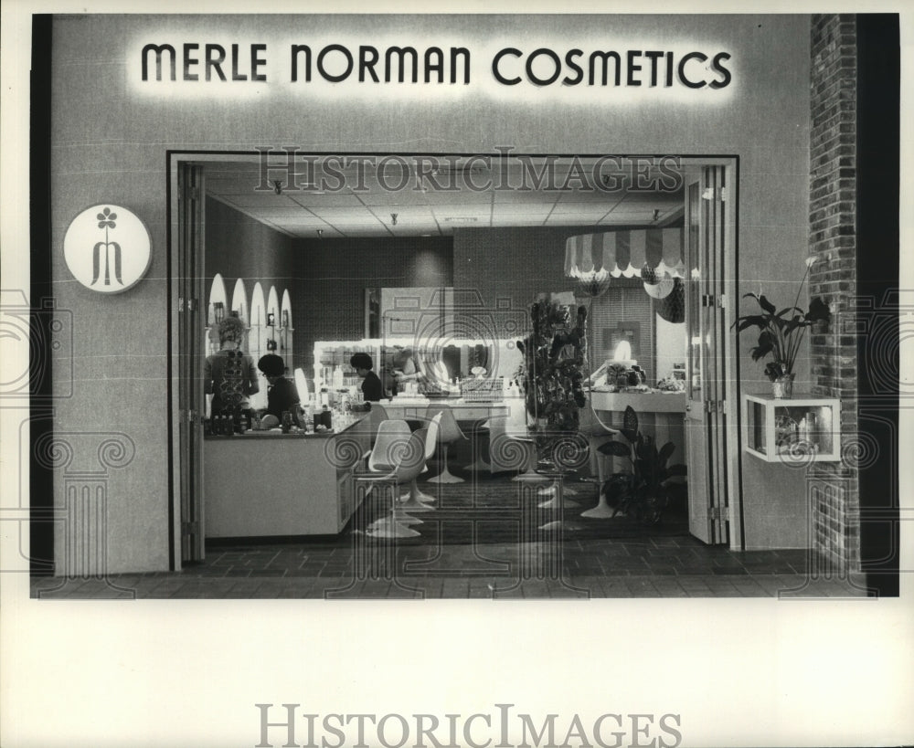 1967 Press Photo Merle Norman Cosmetics store at Oakwood Shopping Center - Historic Images