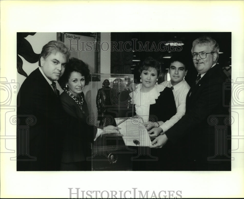 1990 Press Photo Garcia&#39;s Across the Border receives Beautification Award - Historic Images