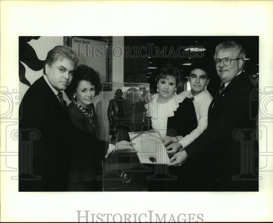 1990 Press Photo Garcia's Across the Border receives Beautification Award - Historic Images
