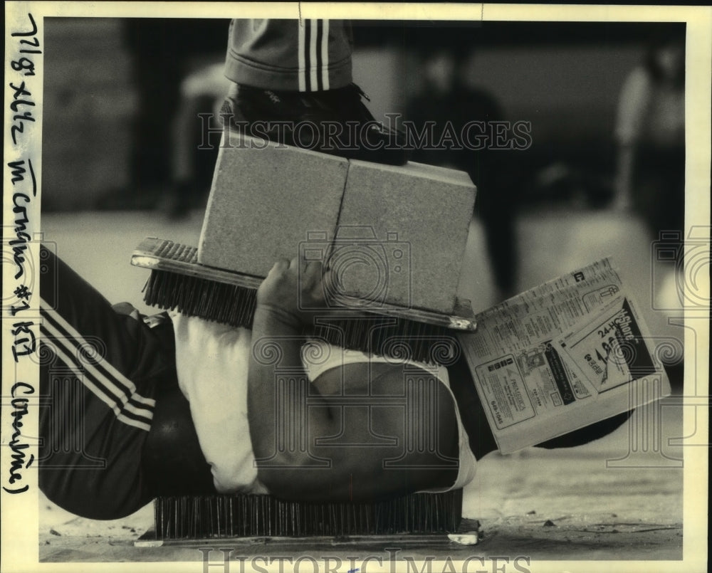 1992 Press Photo Conqueror member Jesus Garcia sandwiched between 400 nails - Historic Images