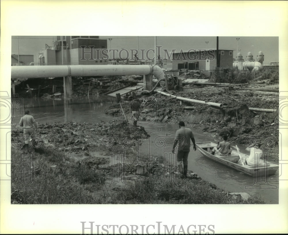 1990 Press Photo Workers from a survey crew work along Gardere Canal in Harvey - Historic Images