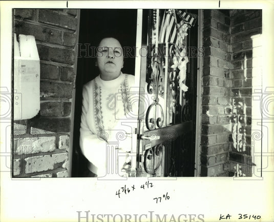 1991 Press Photo Neighborhood Watch person Pat Gardner of Village De L' Est - Historic Images