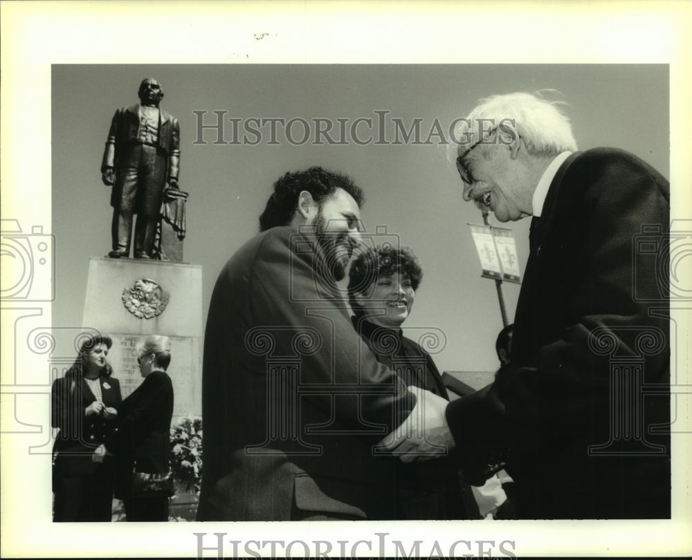 1996 Press Photo Luis &amp; Rosa greet Agustin Garcia-Lopez at Juarez event - Historic Images