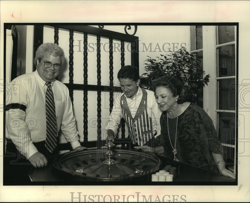 1990 Press Photo John Garic, Mackie Shilstone, Gayle Batt at Le Petite Theater - Historic Images