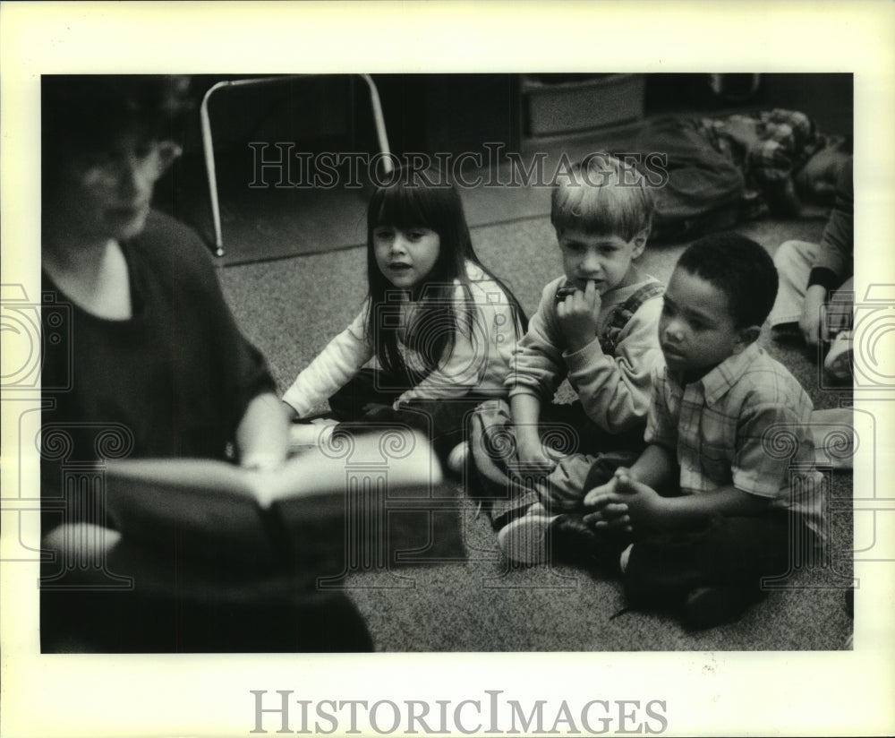 1988 Press Photo Students and teacher read &amp; listen at Gauthier Elementary - Historic Images