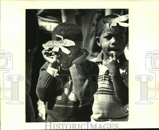 1987 Press Photo Perry Baily of Gauthier Elementary holds his ears during parade - Historic Images