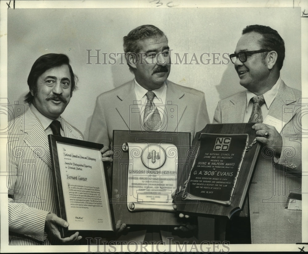 1973 Bernard Gavzer &amp; others receive Crime &amp; Delinquency Award - Historic Images