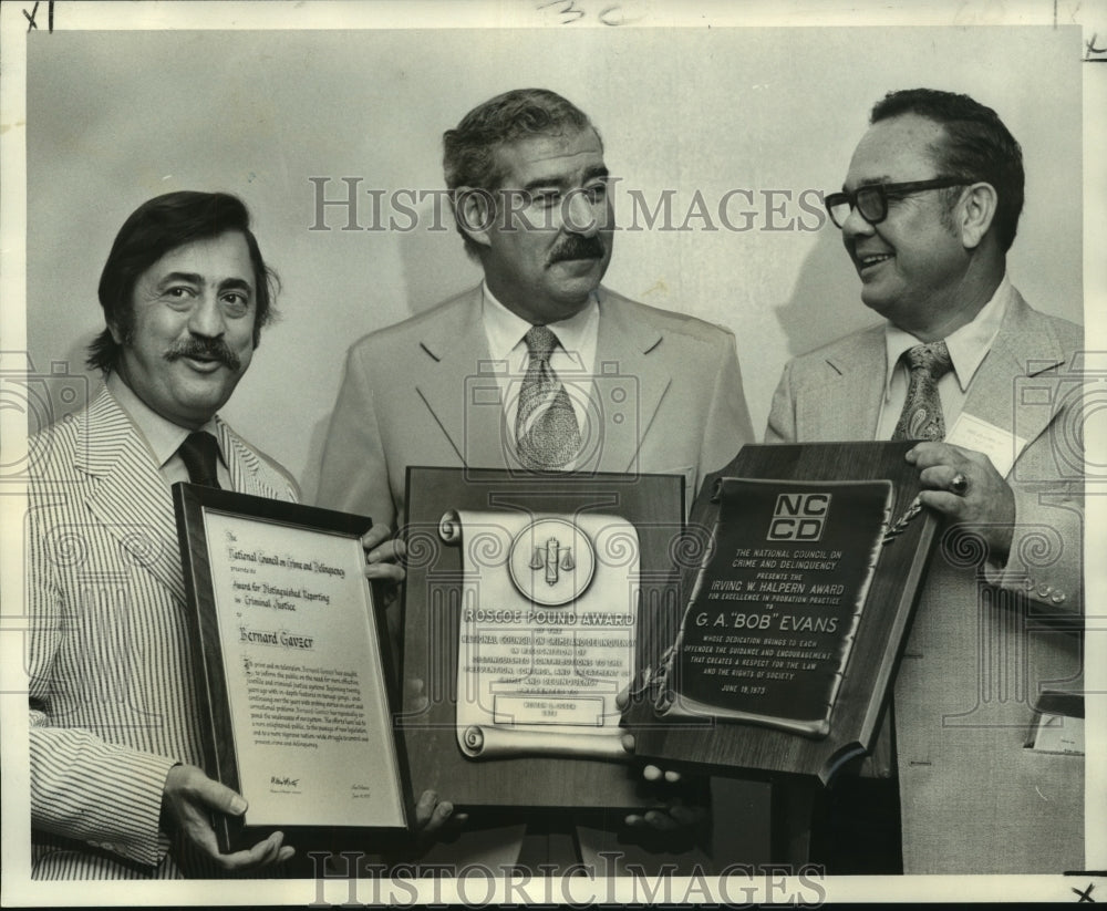 1973 Bernard Gavzer & others receive Crime & Delinquency Award - Historic Images