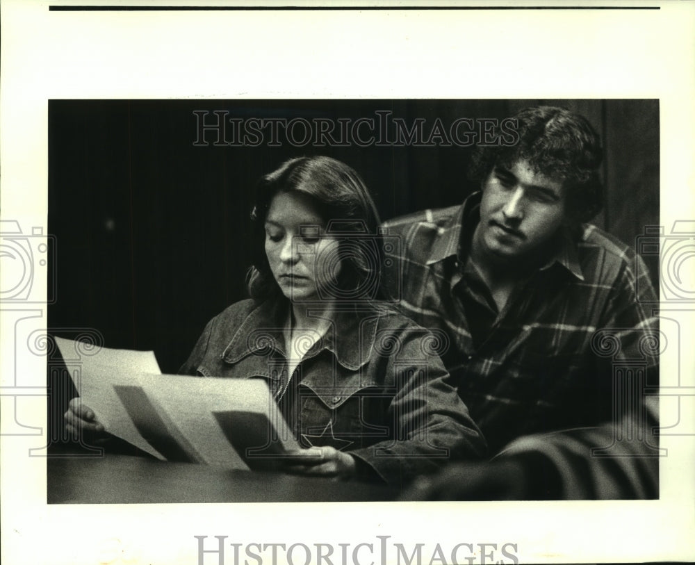 1988 Press Photo Susan Gauthreaux looks over photos of a dog that killed her pup - Historic Images