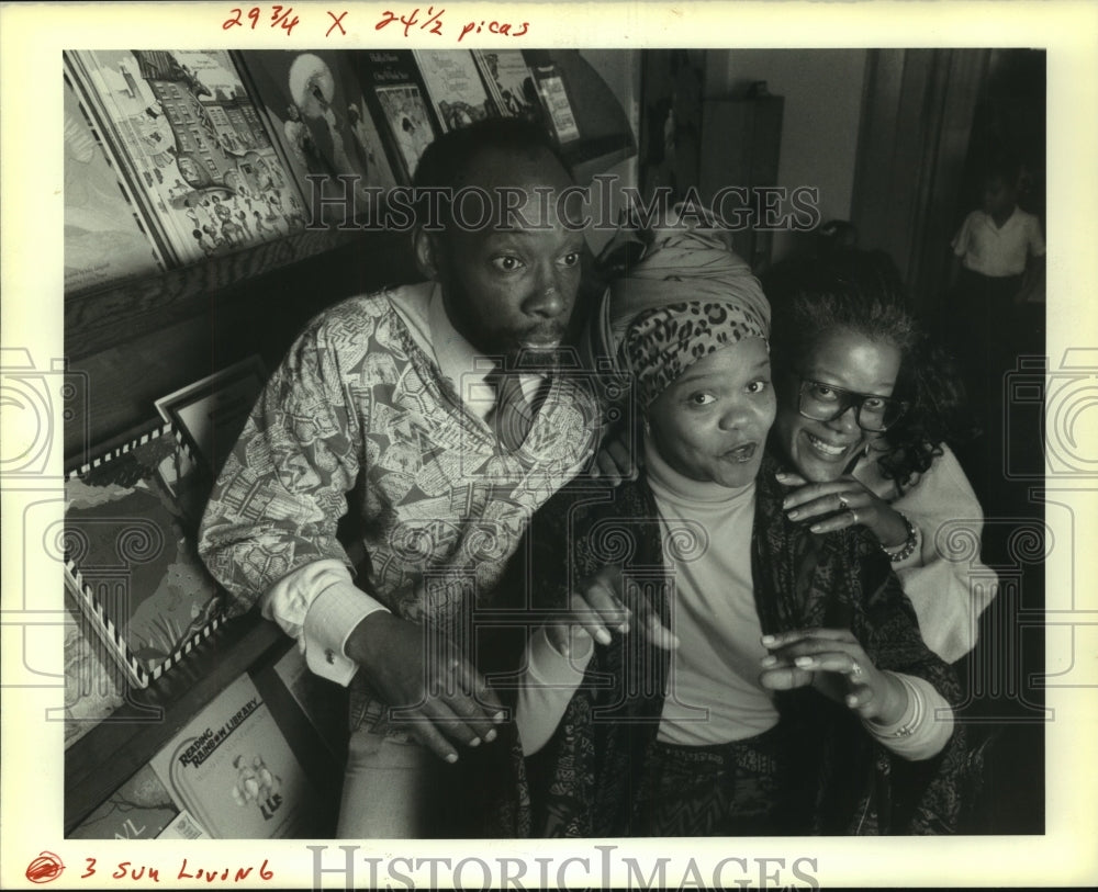 1989 Press Photo Adella Gautier &amp; others at Copastetic Community Book Center. - Historic Images